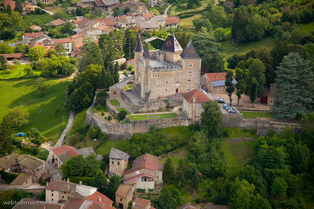 Шато сен. Замок Анжони Франция. Овернь Франция. Chateau Saint-Pierre Франция. Замки Оверни.